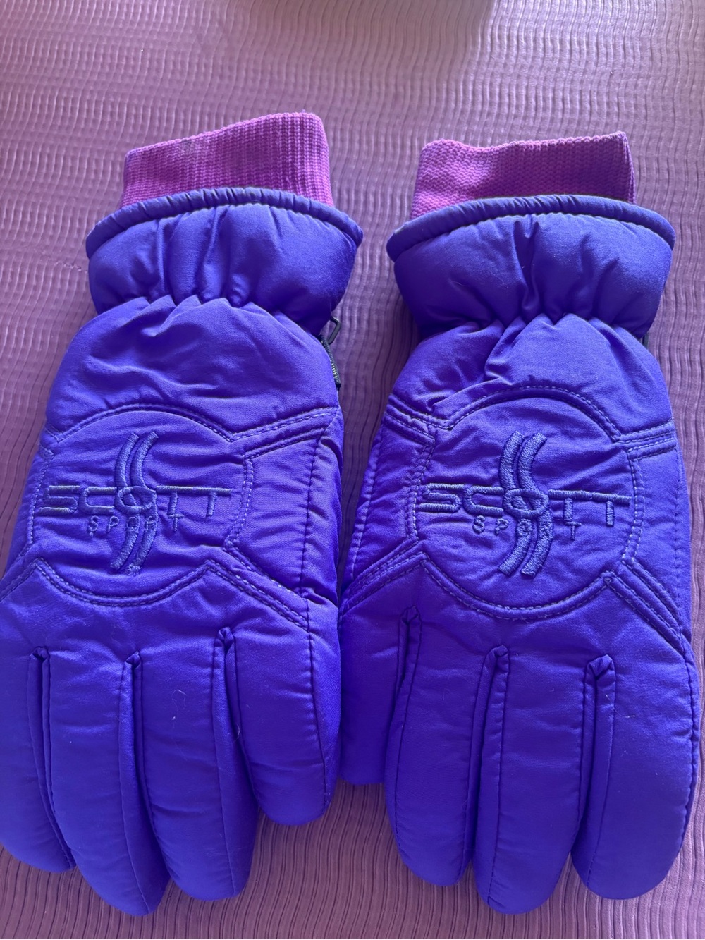 Scott Thinsulate Ski/Snow Gloves with Matching Gators.